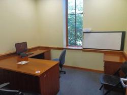 Study room with table, chairs, computer, and 白板