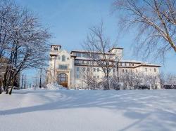 大学礼堂及附近校园区域被大雪覆盖.